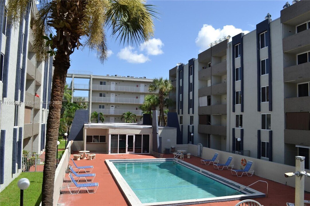 10000 NW 80th Ct in Hialeah Gardens, FL - Building Photo