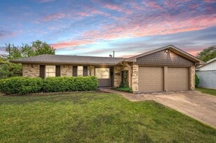 9811 Kingsman Dr in Dallas, TX - Building Photo