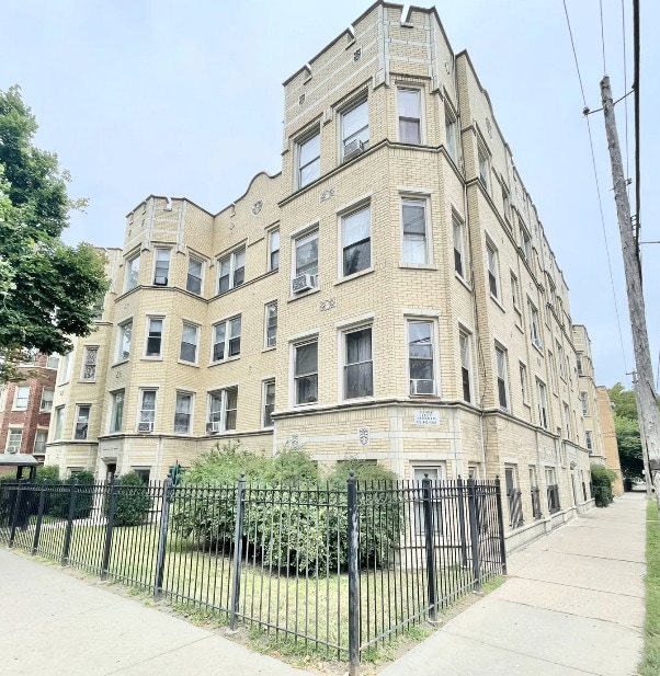 property at 6304 N Leavitt St