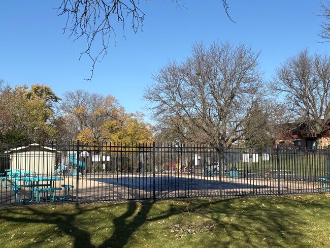 200 Willow Ln in Willow Springs, IL - Building Photo - Building Photo