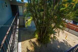 2000 NW 29th St in Miami, FL - Building Photo