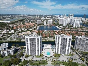 3625 N Country Club Dr in Aventura, FL - Foto de edificio - Building Photo
