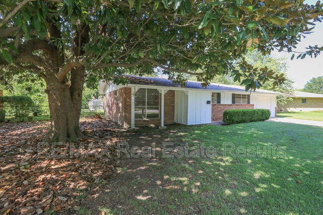 1402 Lawrence Ave in Springdale, AR - Building Photo - Building Photo