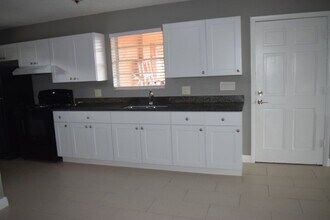 3094 SE Clayton St in Stuart, FL - Building Photo - Building Photo