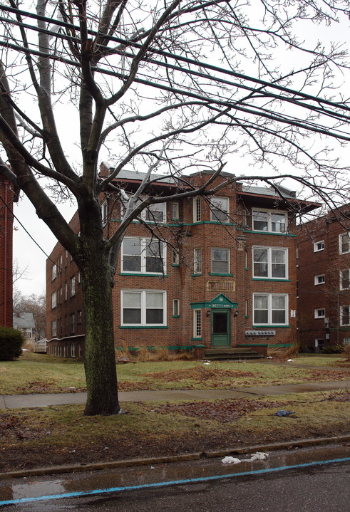 186 N Portage Path in Akron, OH - Foto de edificio