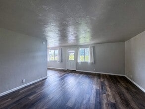 5495 A St in Springfield, OR - Building Photo - Building Photo