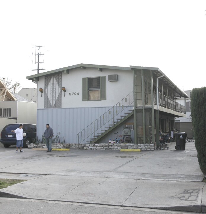 5704 La Mirada Ave in Los Angeles, CA - Building Photo