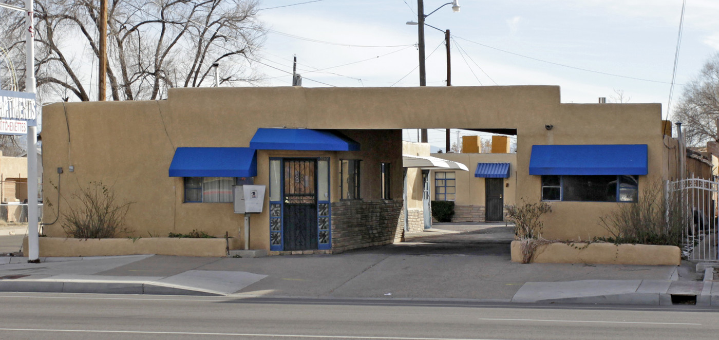 4600 Central Ave SW in Albuquerque, NM - Building Photo