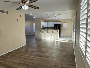 15002 S 27th Way in Phoenix, AZ - Foto de edificio - Building Photo