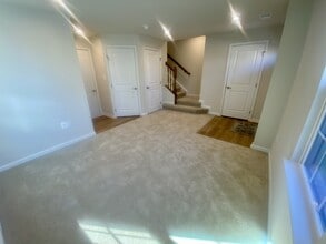 1014 Trestle Dr in Fredericksburg, VA - Foto de edificio - Building Photo