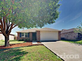 2147 Edgewood Dr in Grand Prairie, TX - Building Photo