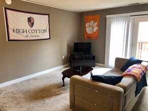 221 Harts Cove Way in Seneca, SC - Foto de edificio - Building Photo