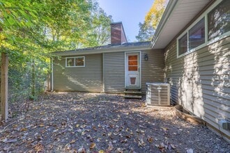 451 Birch Mountain Rd in Manchester, CT - Foto de edificio - Building Photo