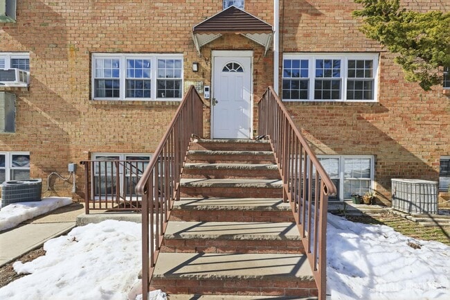 125 College Dr in Edison, NJ - Building Photo - Building Photo