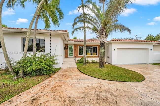 1080 NE 104th St in Miami Shores, FL - Building Photo - Building Photo