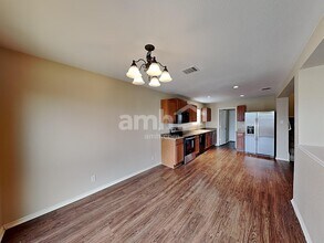 270 New Country Rd in Kyle, TX - Foto de edificio - Building Photo