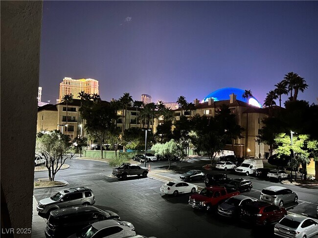 220 E Flamingo Rd in Las Vegas, NV - Foto de edificio - Building Photo