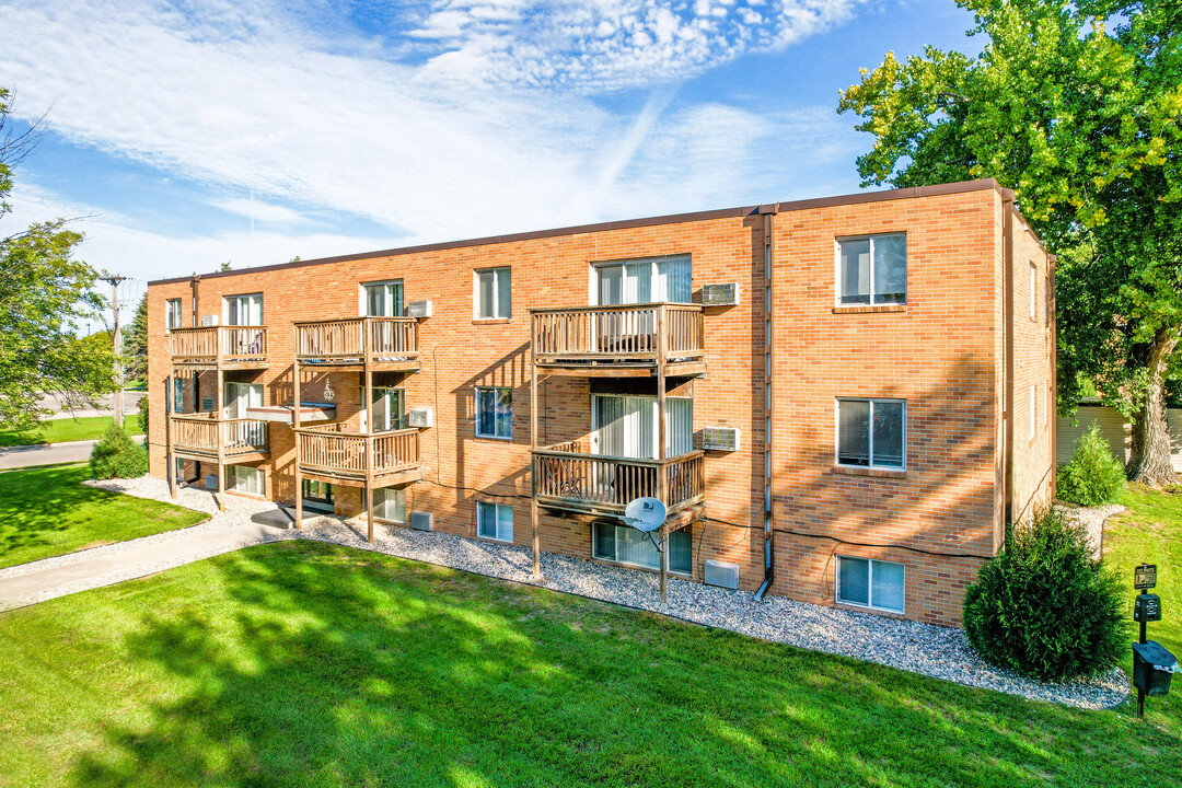 Southern Manor Apartments in Grand Forks, ND - Building Photo