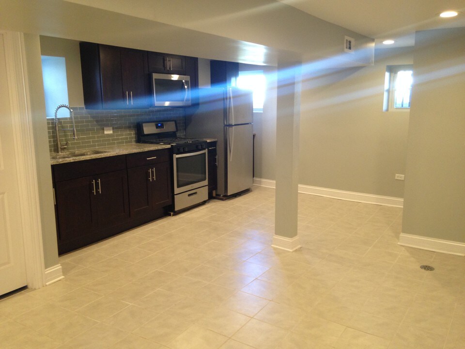 1330 E 72nd Pl in Chicago, IL - Building Photo