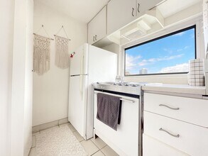 400 Hobron Ln in Honolulu, HI - Building Photo - Building Photo
