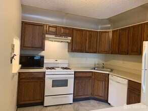 40 Holly Ct in Hamilton, NJ - Building Photo - Building Photo
