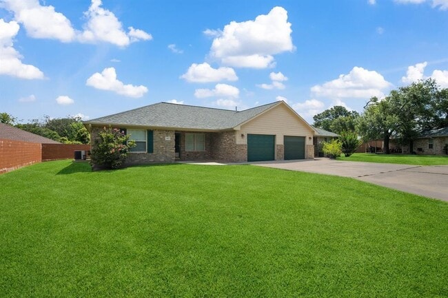 480 W Houston St in Highlands, TX - Building Photo - Building Photo