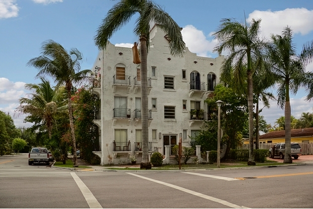 694 NE 76th St in Miami, FL - Foto de edificio