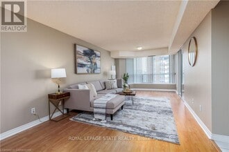 1276 Maple Crossing Blvd in Burlington, ON - Building Photo - Building Photo