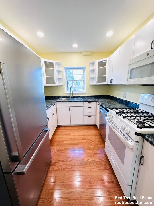 162 Lake Shore Rd in Boston, MA - Building Photo