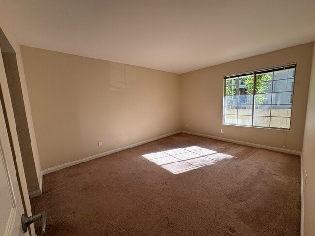 5510 Owensmouth Ave, Unit 202