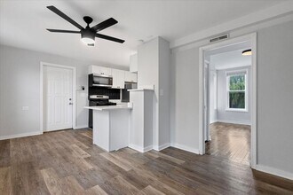 1849 W Augusta Blvd in Chicago, IL - Foto de edificio - Building Photo