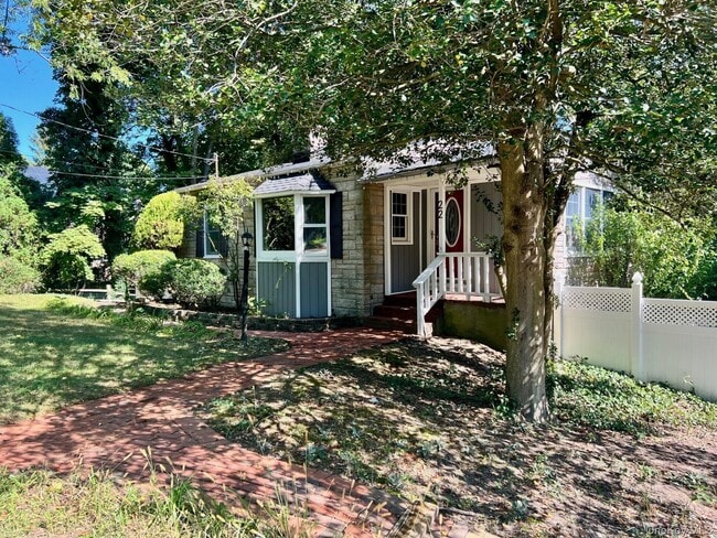 22 Bayberry Ln in Northport, NY - Building Photo - Building Photo