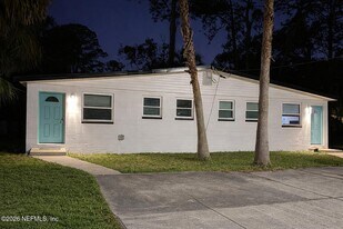 696 Kestner Rd in Atlantic Beach, FL - Building Photo