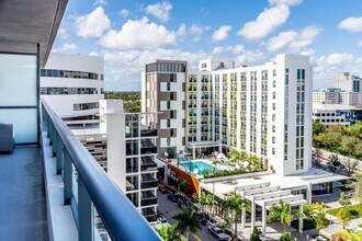 2960 NE 207th St in Aventura, FL - Foto de edificio - Building Photo