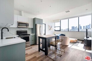 2500 Wilshire Blvd in Los Angeles, CA - Building Photo