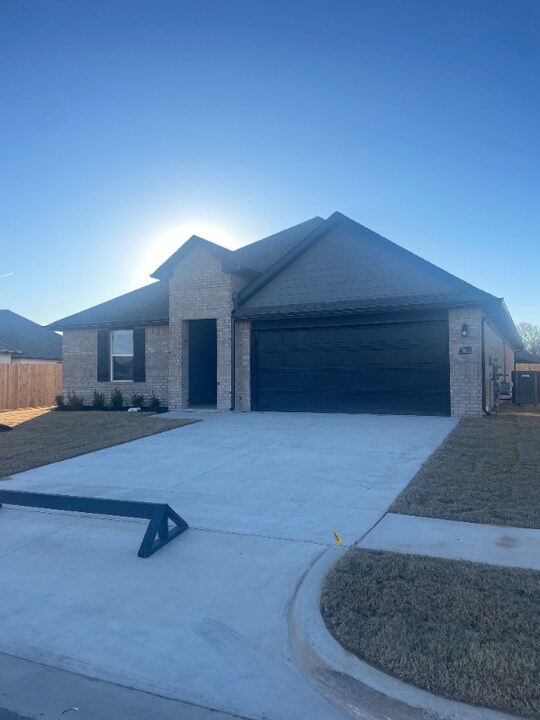15627 S 75th E Ave in Bixby, OK - Foto de edificio