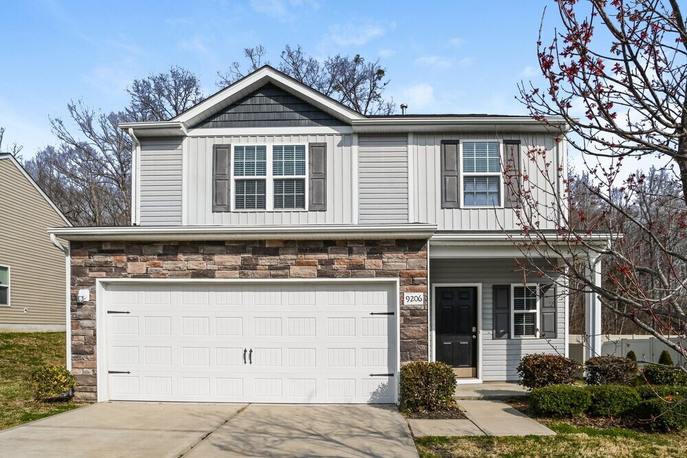 9206 Avery Meadows Dr in Charlotte, NC - Building Photo