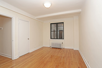 192 E 75th St in New York, NY - Building Photo - Interior Photo