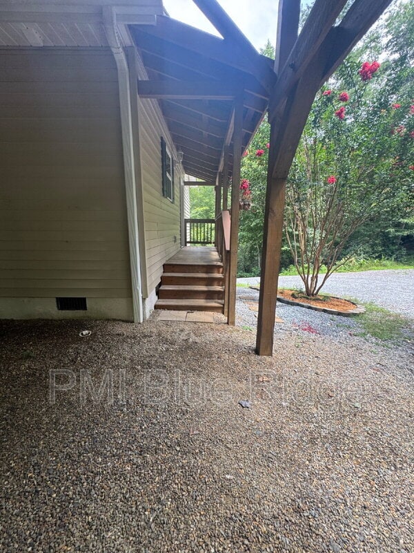 221 Indian Ridge Trail in Hendersonville, NC - Building Photo - Building Photo