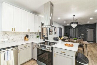 2306 E Houston St in San Antonio, TX - Building Photo - Building Photo