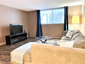 10735-10735-127 127 St in Edmonton, AB - Building Photo - Building Photo