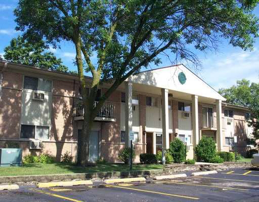 Pebblewood Court Apartments LLC in Hanover Park, IL - Building Photo - Building Photo