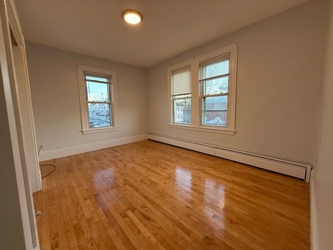 263 River St, Unit #3 in Waltham, MA - Foto de edificio - Building Photo