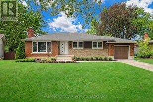 10 W Hampton Rd in St Catharines, ON - Building Photo