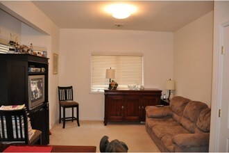 330 Maple Ave in Westbury, NY - Foto de edificio - Building Photo