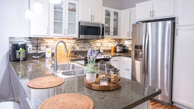 375 Kirkland Ave in Kirkland, WA - Foto de edificio - Building Photo