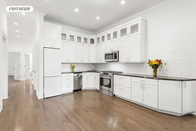 137 Atlantic Ave in Brooklyn, NY - Foto de edificio - Building Photo