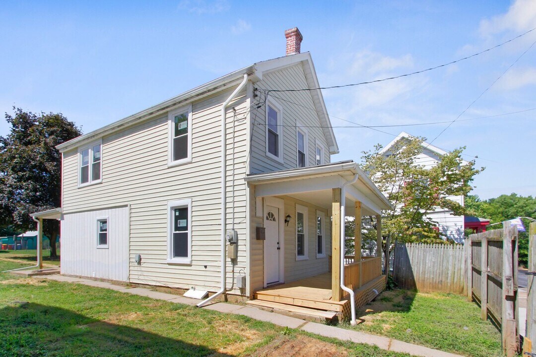 46 W Dahlgren St in Greencastle, PA - Building Photo