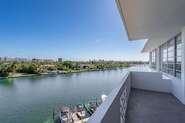 9101 E Bay Harbor Dr in Bay Harbor Islands, FL - Foto de edificio - Building Photo