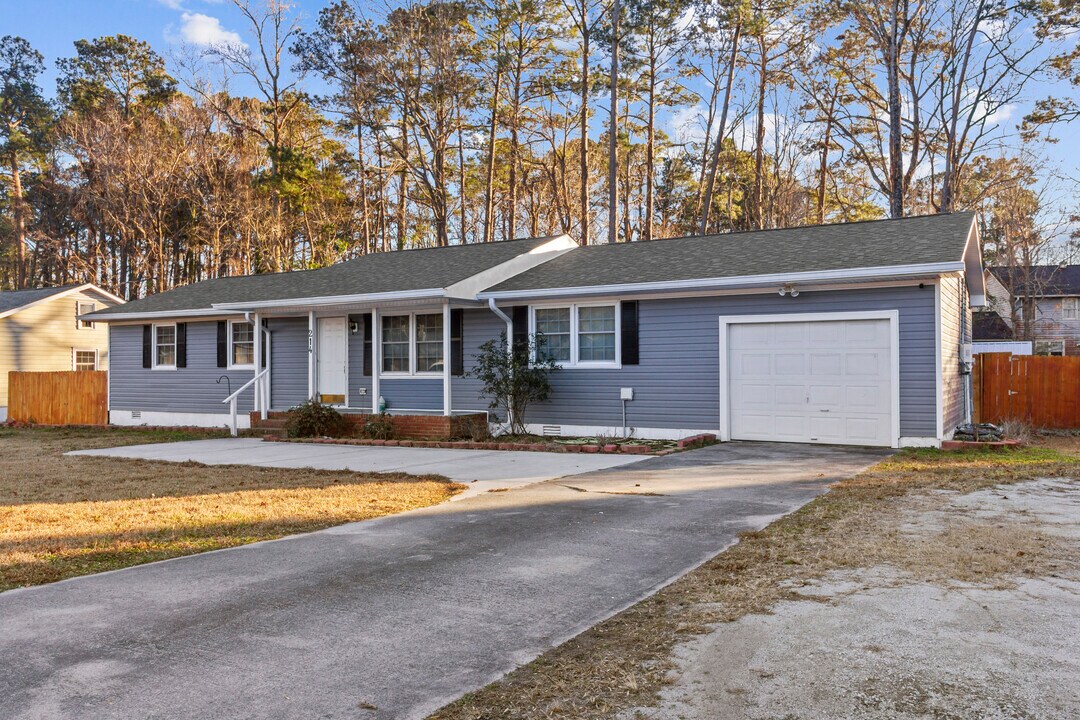 214 Manchester Rd in Havelock, NC - Building Photo